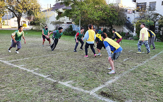 Iniciativa de educadores sociais apresentou um misto de flag football com futebol americano tackle para os jovens da Casa de Nazaré. Foto Henrique Riffel/Futebol Americano Brasil