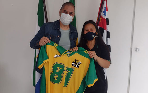 Pedroso e Kaji firmam acordo entre poder público e CBFA. Foto Secretaria de Esportes de Itapecerica da Serra/Divulgação/Futebol Americano Brasil